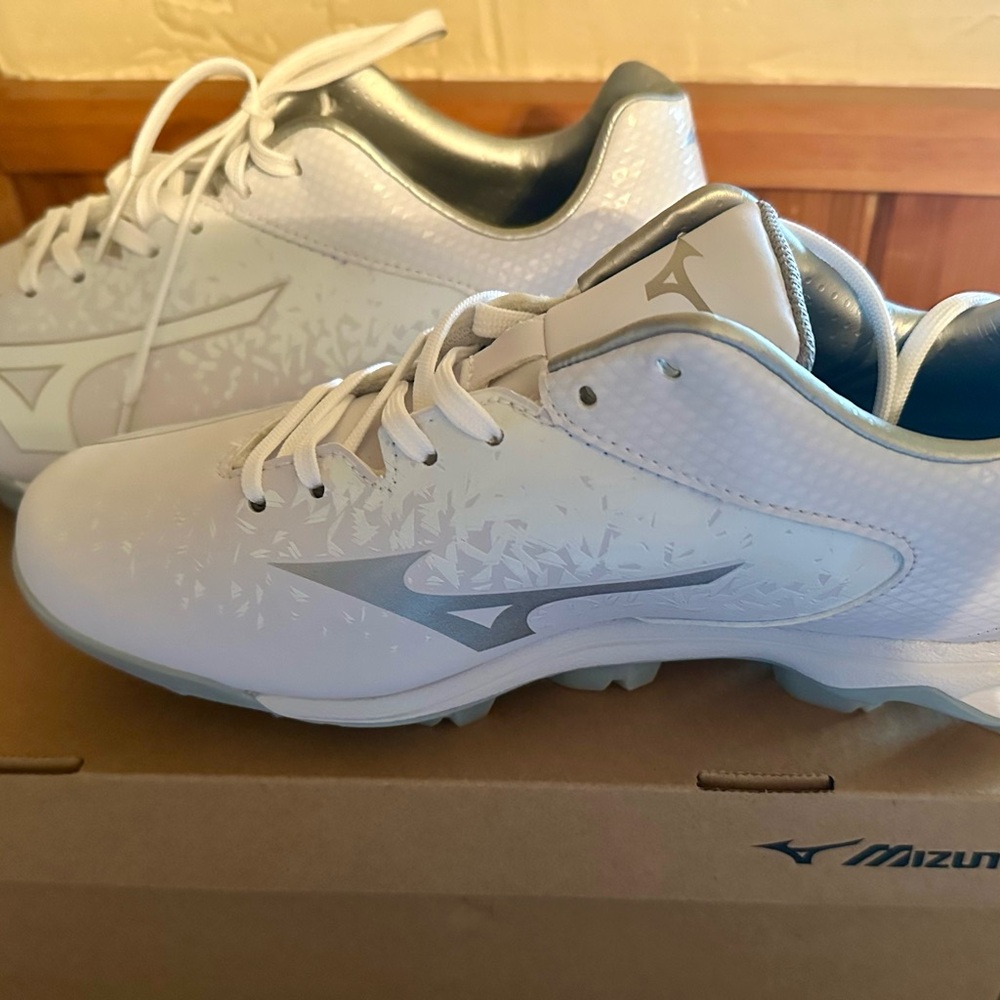 Mizuno White and Gray Athletic Shoes